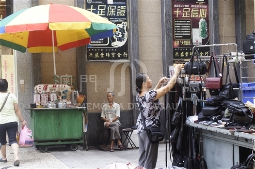 新馬路與平線巷交匯處的 澤記 涼茶檔及皮具檔 澳門記憶
