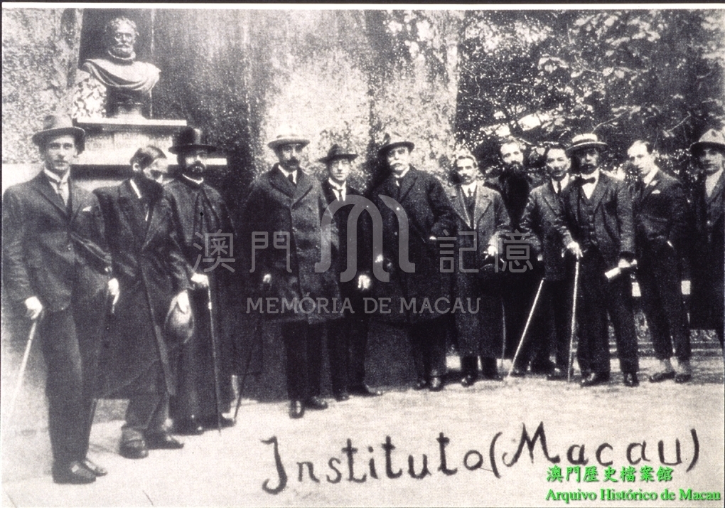 卡米路.庇山耶(攝於1920年,澳門賈梅士像) - 澳門記憶