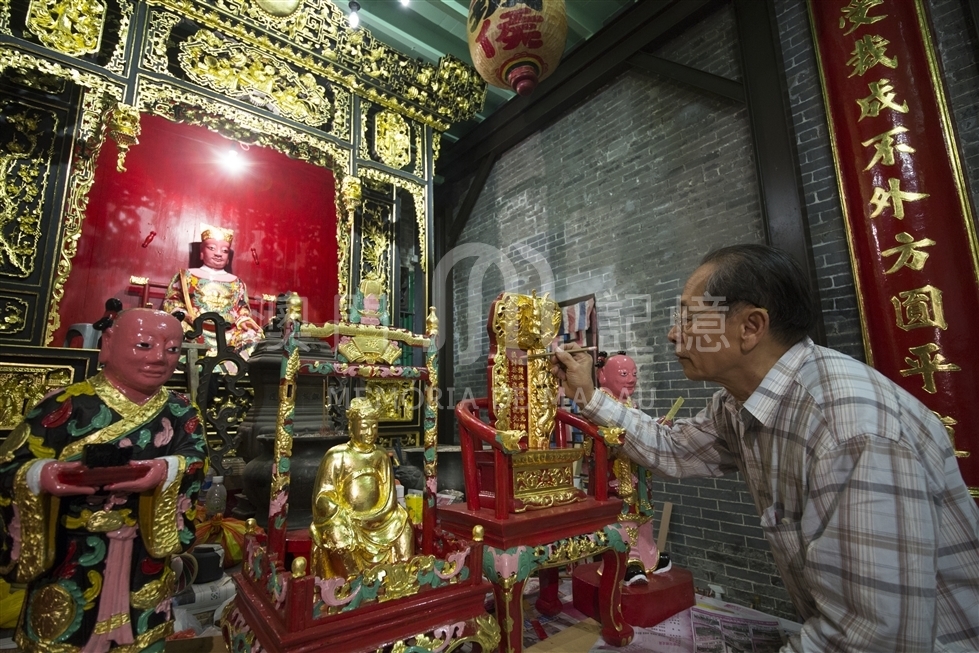 庇山耶街的“上架行會館”師傅維修翻新神像。 - 澳門記憶